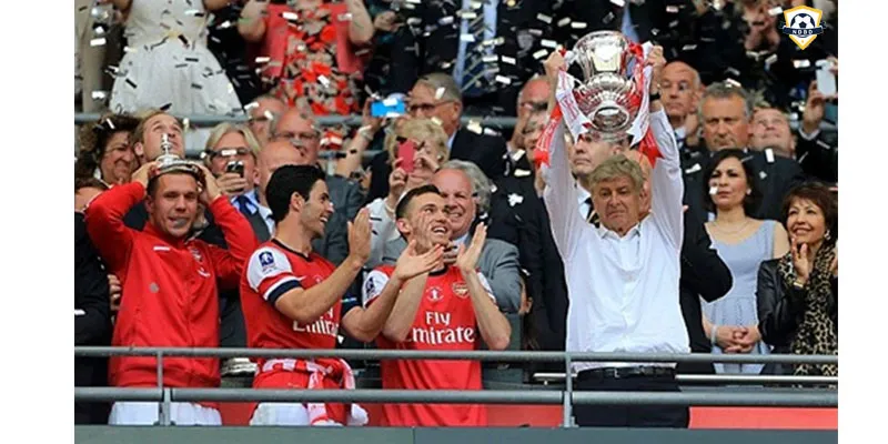 Wenger nâng cao cúp FA 2014