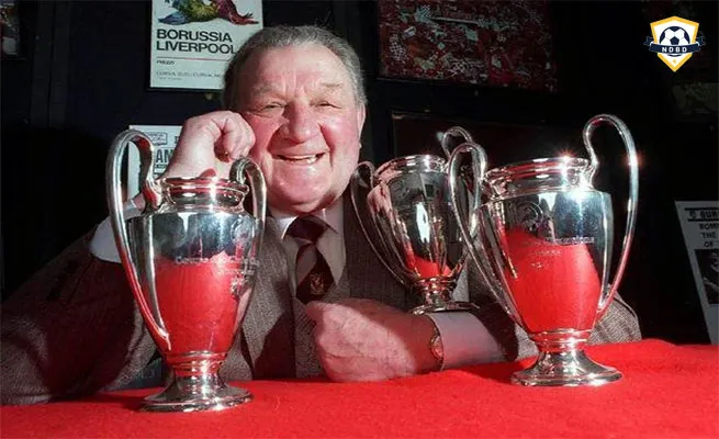 Bob Paisley nâng cúp C1 cùng Liverpool