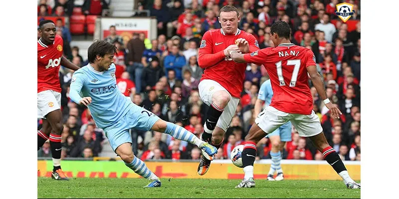 David Silva dẫn bóng trong thế vây ráp 3 người