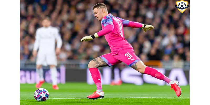 Ederson phát động tấn công bằng đường chuyền vượt tuyến