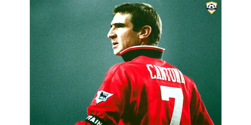 Eric Cantona mặc áo MU cổ dựng huyền thoại