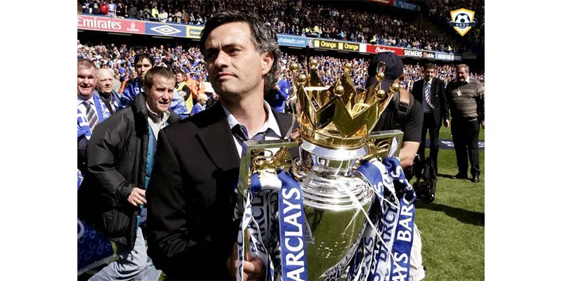 José Mourinho giơ cao chiếc cúp Premier League 2005 cùng Chelsea