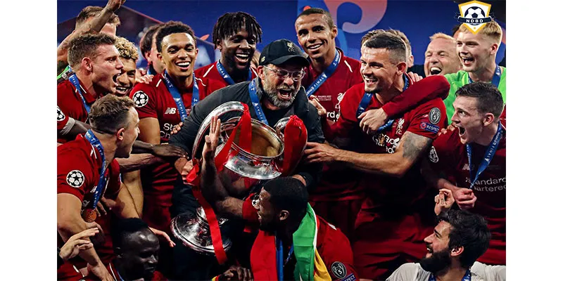 Jürgen Klopp cùng Liverpool nâng cúp Champions League 2019 tại Madrid