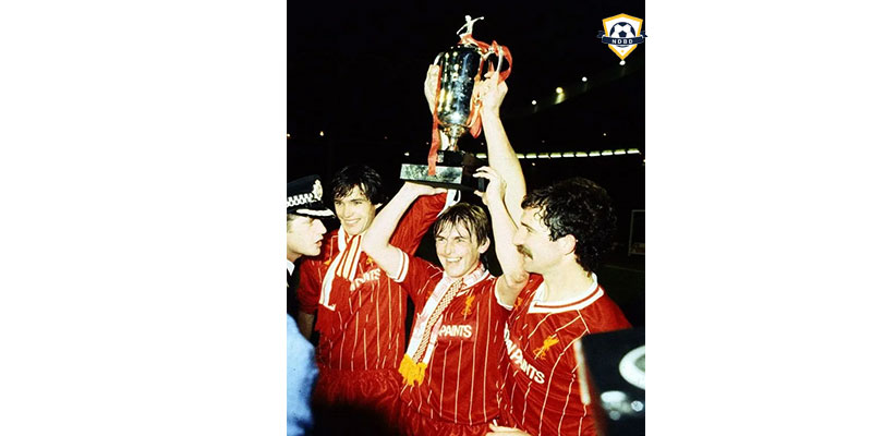 Kenny Dalglish giơ cao danh hiệu vô địch First Division cùng Liverpool