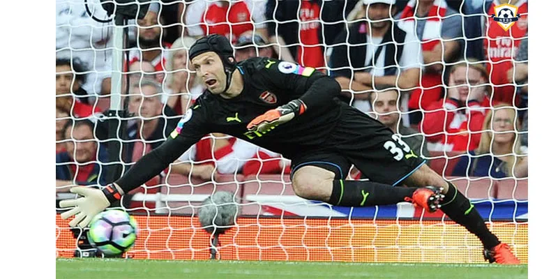 Petr Čech bay người cản phá cú sút cận thành
