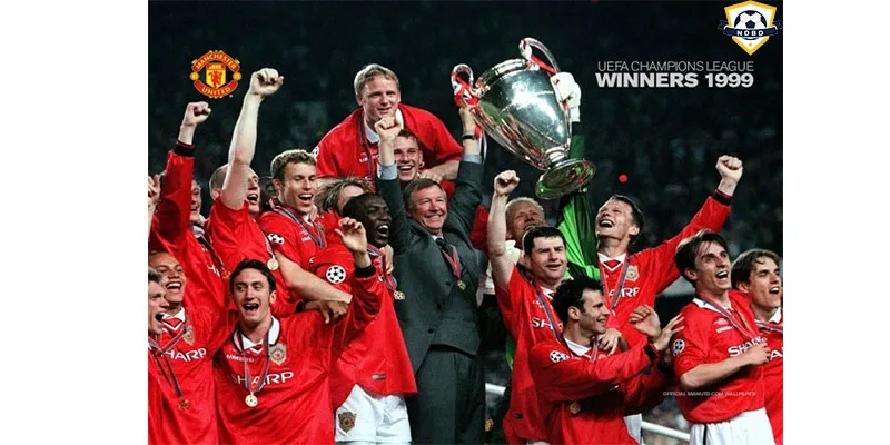 Sir Alex cùng cúp UEFA Champions League năm 1999