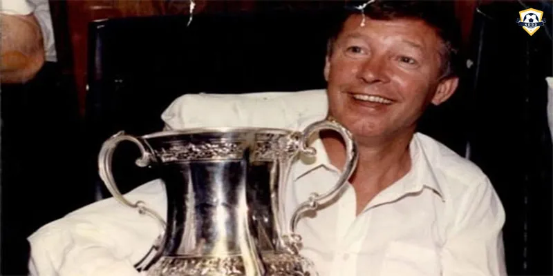 Sir Alex Ferguson nâng cao FA 1990