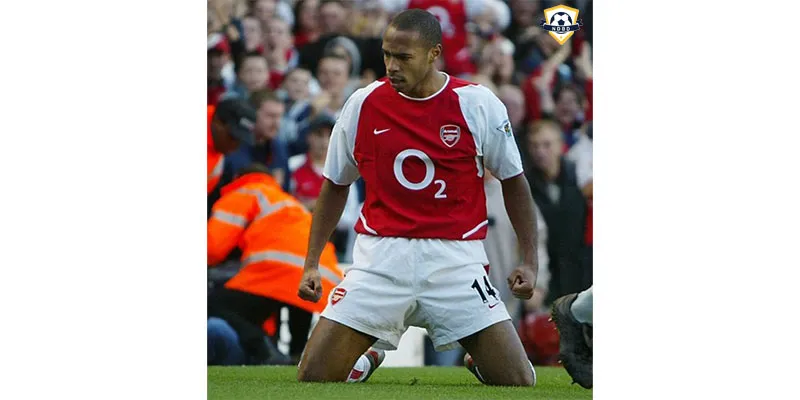 Thierry Henry trượt gối ăn mừng bàn thắng tại Highbury