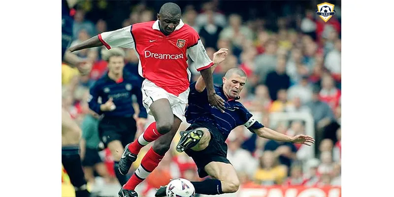 Vieira trong pha tranh chấp cùng Roy Keane